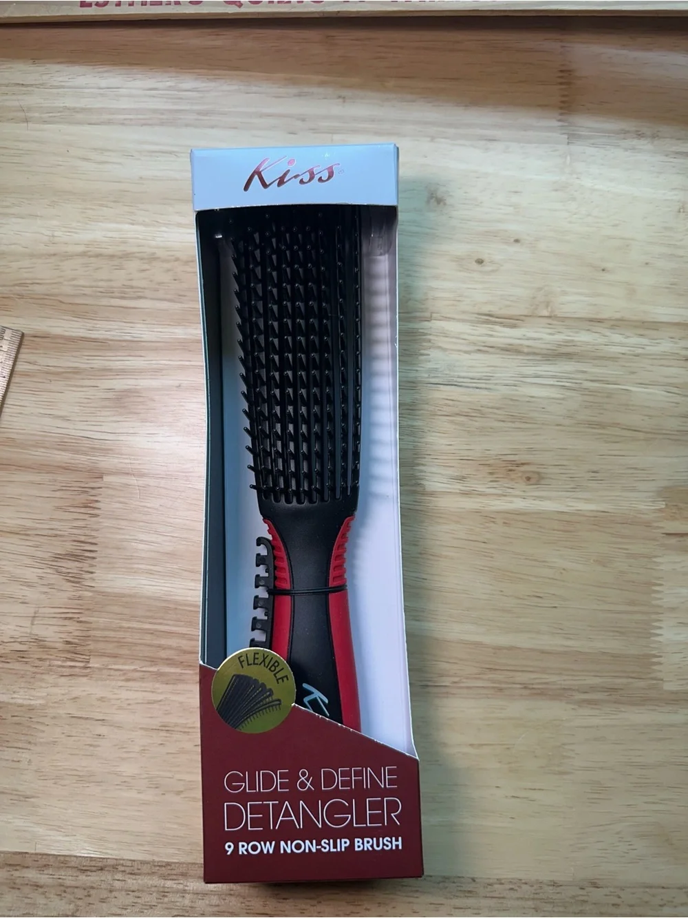 Kiss detangles hair